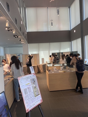 方紀生　展示　参観する学生の様子２